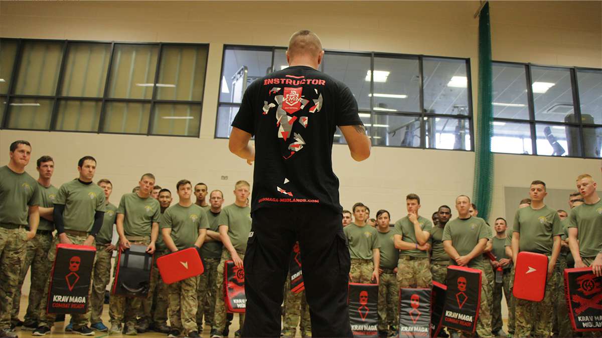 Бартош преподает самооборону 1-му мерсийскому полку британской армии, 2018 г.